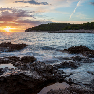 Due Immagini Del Mare Di Pola Al Tramonto